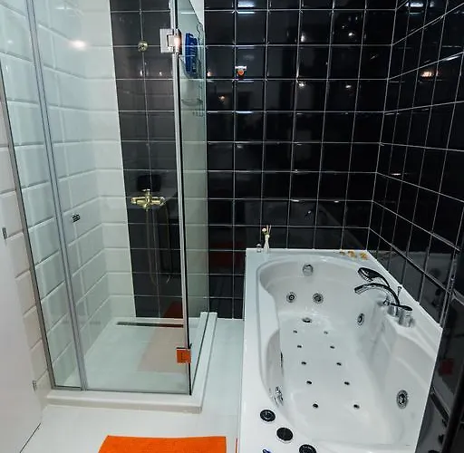 Bright Center With Balcony شقة