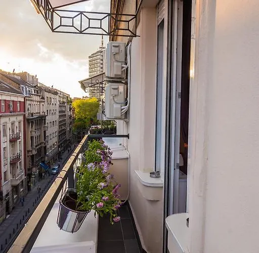 Bright Center With Balcony شقة