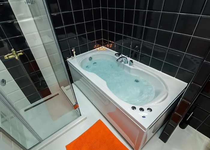 Bright Center With Balcony شقة